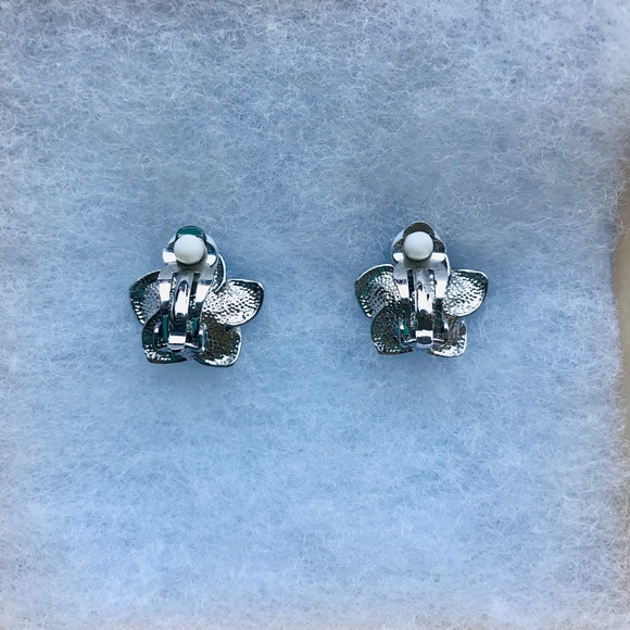 Vintage Silver Floral Clip-On Earrings - Picture 4 of 4